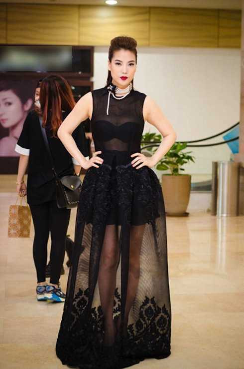 U40 Trương Ngọc Ánh khoe đôi chân dài thẳng tắp cùng vẻ sexy khó cưỡng.