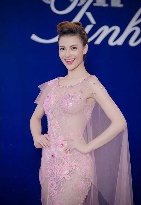 Hồng Quế căng tràn tuổi thanh xuân với đầm voan hồng ngọt ngào đính kết cầu kỳ.