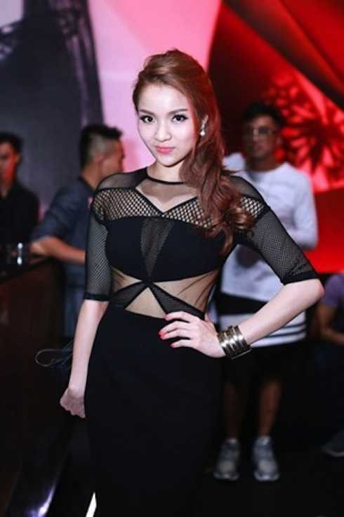 Thuỷ Top khoe vòng một sexy với đầm lưới xuyên thấu.