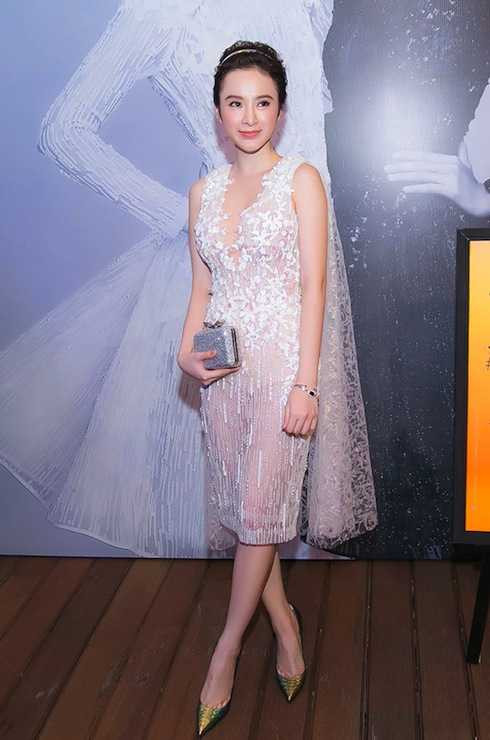 Angela Phương Trinh kiêu kỳ, đài các nhưng vẫn quyến rũ với đầm ngắn đính kết cầu kỳ.