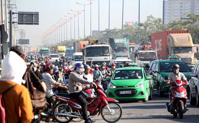 Từ 4h ngày 30/12, lưu lượng phương tiện, đặc biệt là các loại ôtô tải, đầu kéo lưu thông trên xa lộ Hà Nội theo hướng từ Đồng Nai vào trung tâm TP HCM tăng đột biến . Giao thông qua đây ùn tắc nghiêm trọng.