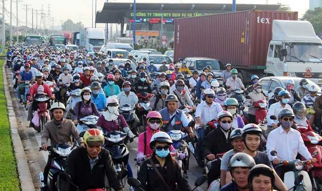 Dòng xe kéo dài từ ngã tư Thủ Đức đến ngã tư MK (hơn 3 km). Nguyên nhân được xác định là các doanh nghiệp vận tải tập trung xe vào các cảng như Phước Long, Transimex bốc dỡ hàng hóa.