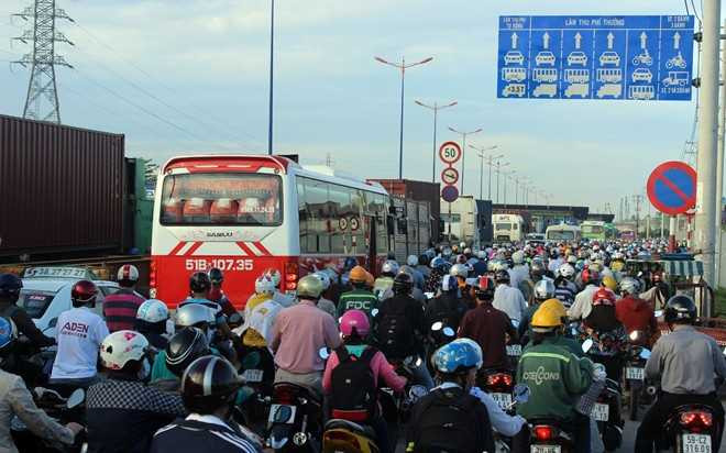 Hàng chục nghìn phương tiện kẹt cứng tại khu vực trạm thu phí xa lộ. Lượng xe khổng lồ trên xa lộ Hà Nội liên tục bị chặn tại những ngã tư gây nên tình trạng tranh chấp, mạnh ai nấy chạy khiến tình trạng thêm trầm trọng.