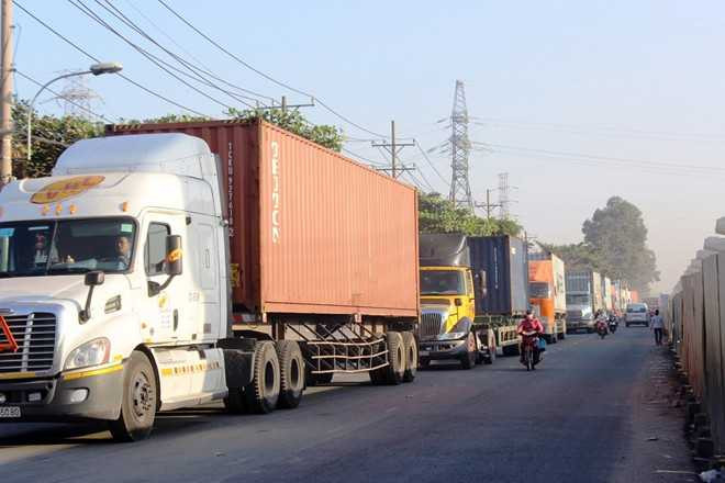 Đến 9h, do không lưu thông được, các xe lớn chạy tránh vào đường Đỗ Văn Bá, Song hành xa lộ, Tây Hòa, Đỗ Xuân Hợp khiến các cung đường này ùn tắc theo. Nhiều tài xế chán nản bỏ xe xuống đường uống nước.