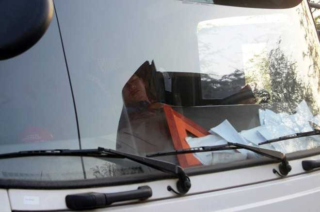 Một số tài xế tranh thủ chợp mắt trên cabin trong thời gian chờ được lưu thông. Thời điểm này, lực lượng CSGT đã có mặt để phân luồng.