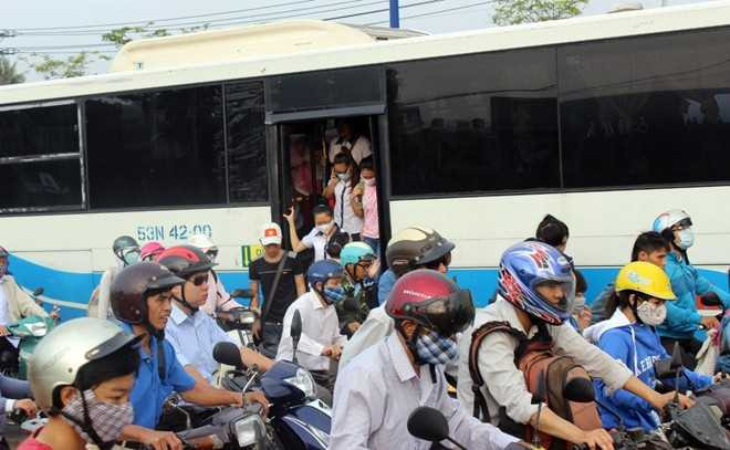 Nhiều xe buýt không thể vào trạm nên phải để khách xuống giữa đường.