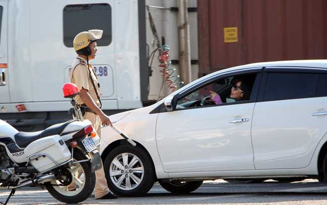 Nhiều người vì kẹt cứng trên xa lộ Hà Nội nên bị trễ giờ làm, đi học. Trong ảnh: Một tài xế ôtô tranh cãi với CSGT