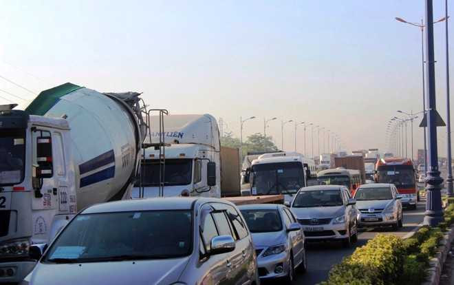 Tình trạng ùn tắc còn kéo dài đến khu vực ngã ba Cát Lái đến Mai Chí Thọ, Đồng Văn Cống khiến giao thông những tuyến đường này cũng gặp khó khăn.