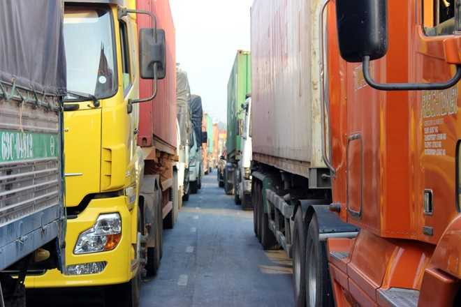 Đến gần 12h, tuy ùn tắc có giảm nhưng dòng xe vẫn kéo dài trên xa lộ Hà Nội.