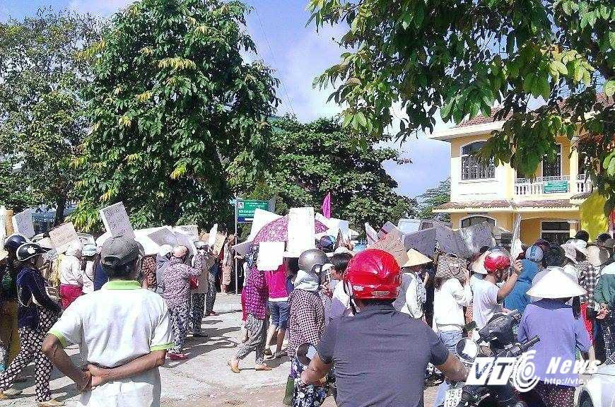 Tiểu tương đứng trước cổng UBND phường la ó để phán đối gây mất trật tự xã hội.