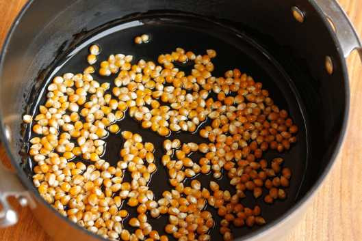 Làm bắp rang bơ bằng nồi cơm điện vừa nhanh vừa dễ