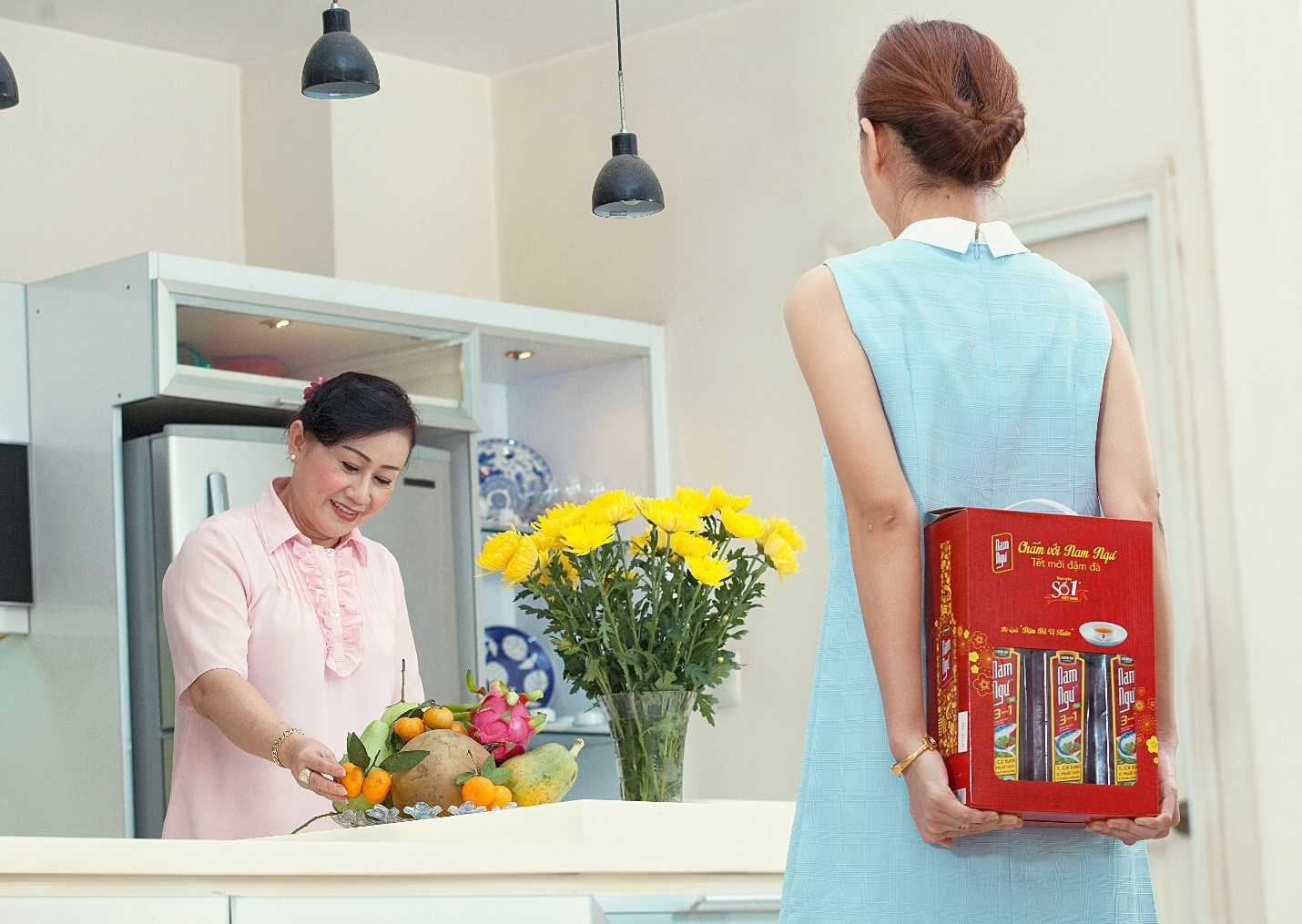 Mách nàng dâu nghệ thuật chọn quà Tết cho nhà chồng