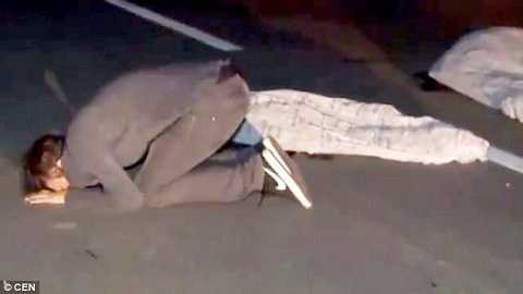 Một người kêu khóc thảm thiết bên thi thể bạn mình