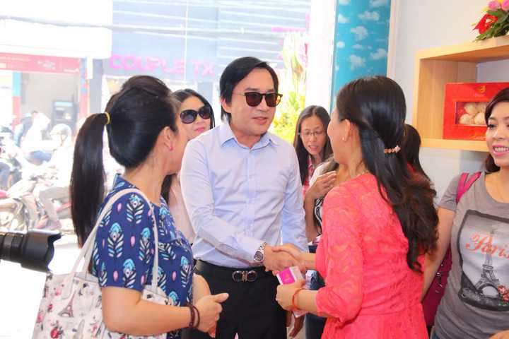 Không kém phần nổi bật, đôi vợ chồng NSƯT Kim Tử Long và Trinh Trinh lái xe sang đến chúc mừng MC Quỳnh Giang, sự hóm hỉnh của Kim Tử Long để lại nhiều tiếng cười trong sự kiện.