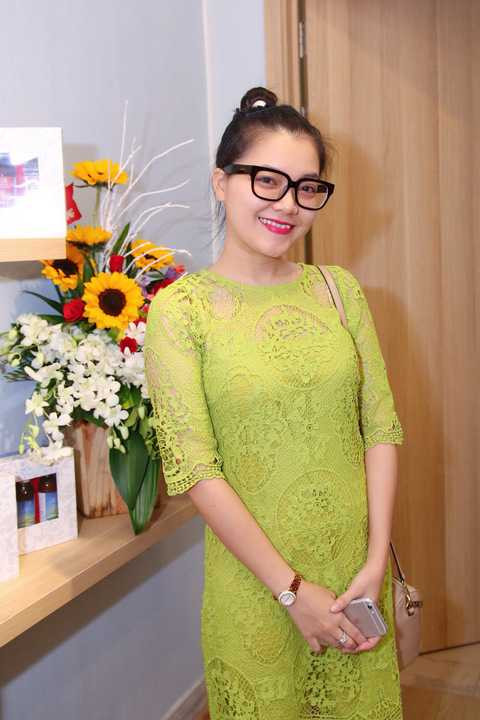 Dù đến khá muộn, ca sĩ Thanh Ngọc cũng tự lái <a href='https://vtcnews.vn/oto-xe-may.31.0.html' >xe hơi</a> đến tham dự chương trình, cô diện bộ váy màu xanh rất trẻ trung.