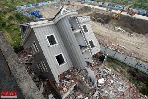 Ngôi nhà sập theo một cách rất riêng