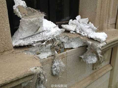 Phần cửa sổ làm bằng xốp của căn biệt thự cao cấp