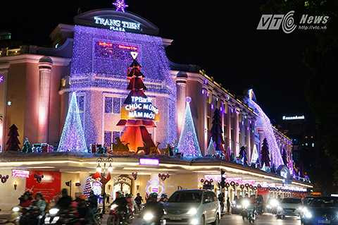 Trong những ngày này, trên các tuyến phố của Thủ đô được trang hoàng đèn hoa rực rỡ sắc màu chào đón năm mới.