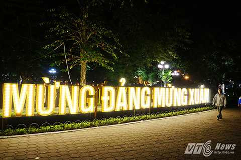 Dọc khu vực hồ Gươm, rất nhiều tấm pano, biểu ngữ mang nội dung chào đón năm mới đã được dựng lên.