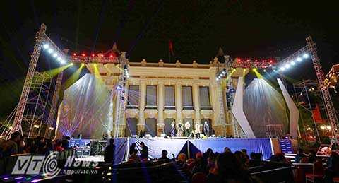 Mỗi tối, có tới hàng ngàn bạn trẻ dạo phố phường, tham quan chụp ảnh trong những ngày cuối cùng của năm cũ ở Hà Nội.