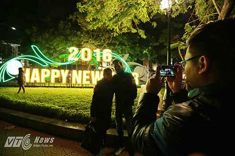 Thu hút rất nhiều bạn trẻ tới đây dạo chơi, thăm quan và chụp ảnh lưu niệm.