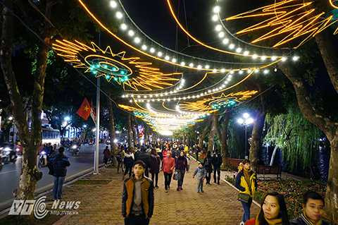 Và khi ánh đèn trang trí bật lên, con đường dọc bên bờ hồ Gươm trở nên lung linh, huyền ảo.