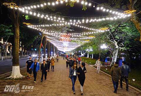 Hình ảnh con đường lung linh trong đêm càng thu hút nhiều khách tham quan.