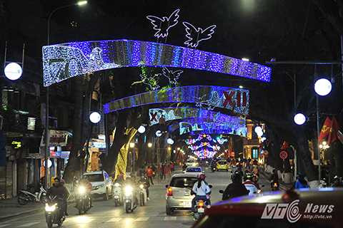 Khi phố lên đèn, tuyến đường Tràng Tiền - Hàng Khay – Tràng Thi như bừng sáng.