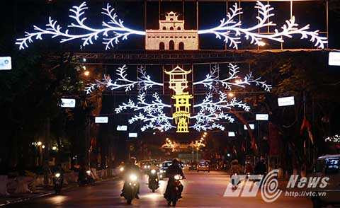 Hình ảnh Hoàng thành Thăng Long, Chùa Một Cột, Khuê Văn Các, Cầu Thê Húc, Tháp Rùa được vẽ lại bởi hàng trăm bóng đèn trang trí.