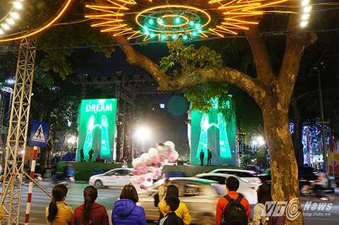 Chỉ còn chưa đầy 24 giờ nữa là tới thời khắc chuyển giao giữa năm cũ và năm mới, nhiều địa điểm tổ chức Lễ hội đếm ngược chúc mừng năm mới 2016 đang gấp rút được hoàn thành.