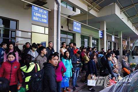 Tại bến xe Mỹ Đình thời điểm 16 giờ 30 phút, tại các vị trí như sảnh trước cửa bến, nhà chờ, quầy bán vé, bãi sau của bến đều đông nghịt người, lỉnh kỉnh đồ đạc, vội vã mua vé tìm xe về quê.