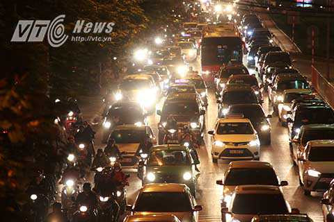 Thời điểm 18 giờ 30 phút, tại nhiều tuyến phố của Thủ đô, đặc biệt là các tuyến đường cửa ngõ đã xảy ra tình trạng ùn tắc giao thông trong khung giờ cao điểm buổi chiều.
