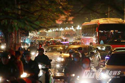 Các tuyến đường cửa ngõ xảy ra tình trạng ùn tắc cục bộ.