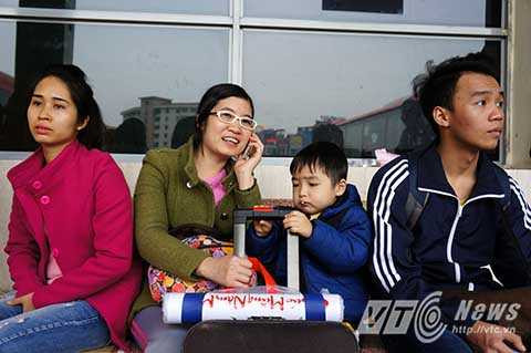 Ông Nguyễn Mạnh Tuấn – Phó Giám đốc Bến xe Mỹ Đình cho biết, chỉ tính riêng sáng nay lượng khách qua bến xe này vào khoảng 15.000 lượt người, ước tính cả ngày khoảng 30.000 lượt khách qua bến. Ông Tuấn khẳng định, với lượng khách như vậy bến xe này đáp ứng đủ nhu cầu đi lại của nhân dân trong dịp này.