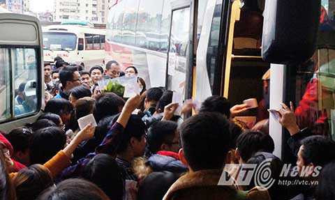 Tuy nhiên, do số lượng người dân về quê tăng đột biến nên vẫn xảy ra tình trạng hành khách chen lấn xô đẩy nhau khi lên xe. 