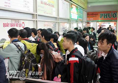 Tương tự, theo đại diện bến xe Giáp Bát và Gia Lâm, ngay trong sáng nay lượng khách qua 2 bến xe này cũng bắt đầu đông hơn ngày thường. 