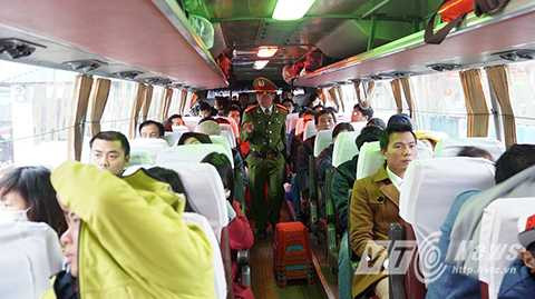 Lực lượng chức năng tiến hành kiểm đếm số hành khách trên xe trước khi cho xe xuất bến.