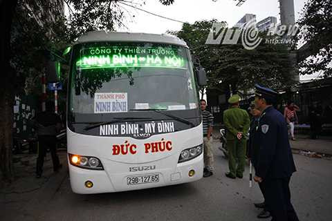 Trước cửa bến xe Mỹ Đình, lực lượng chức năng đã tiến hành lập biên bản, xử phạt lái xe Đỗ Văn Dự điều khiển xe BKS 29B – 127.65 của nhà xe Đức Phúc do lỗi dừng đỗ đón trả khách bên ngoài bến xe.