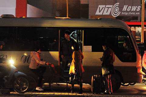 Tuy nhiên, chỉ khi khuất tầm mắt của lực lượng chức năng, các nhà xe lại tiếp tục hành vi đón khách dọc đường.