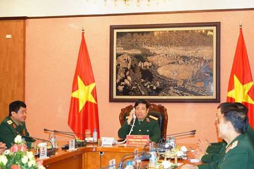 Bộ trưởng Phùng Quang Thanh điện đàm với người đồng cấp Trung Quốc