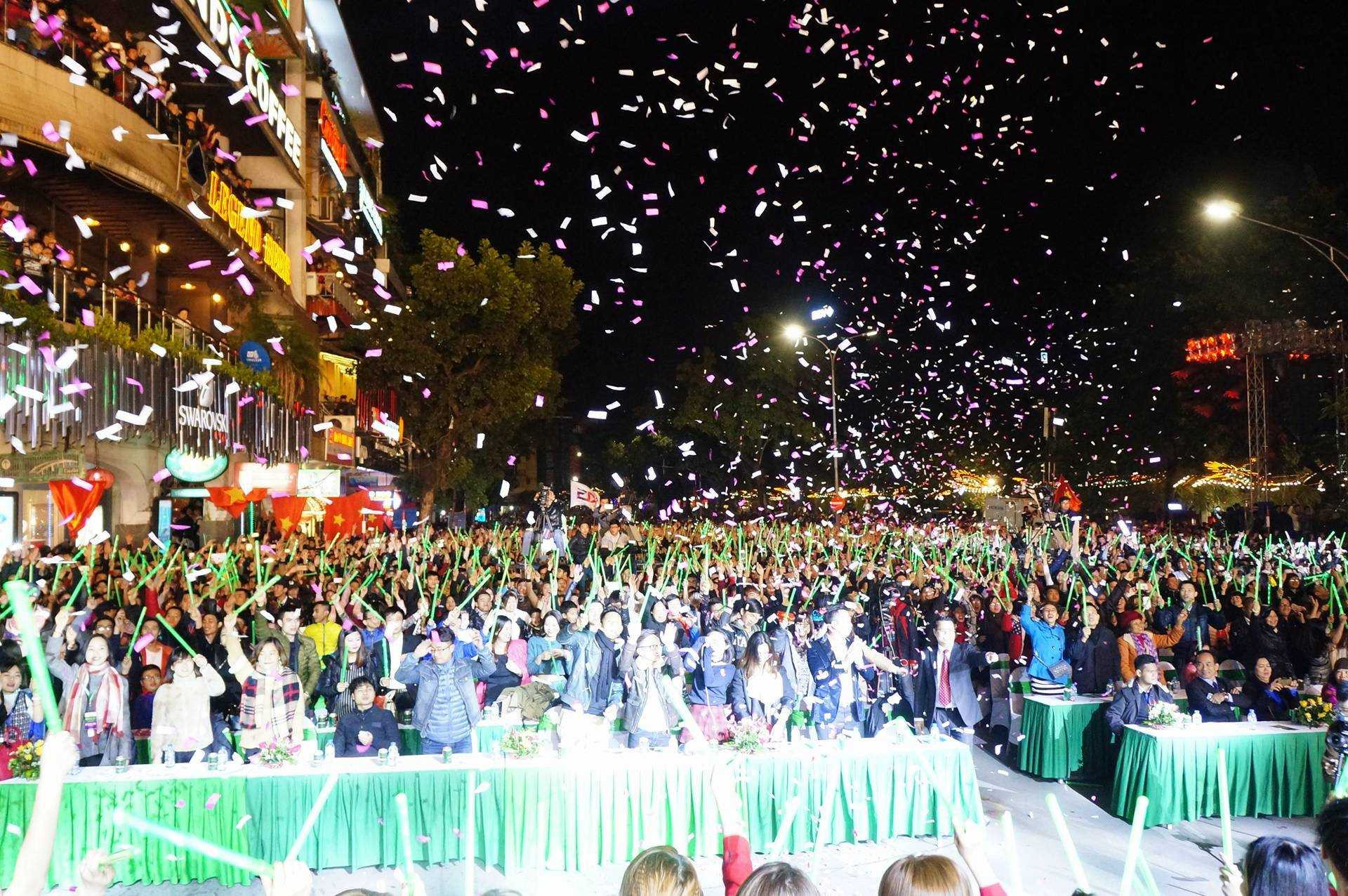 Cả nước lung linh ánh sáng, rộn ràng âm nhạc đón năm mới 2016