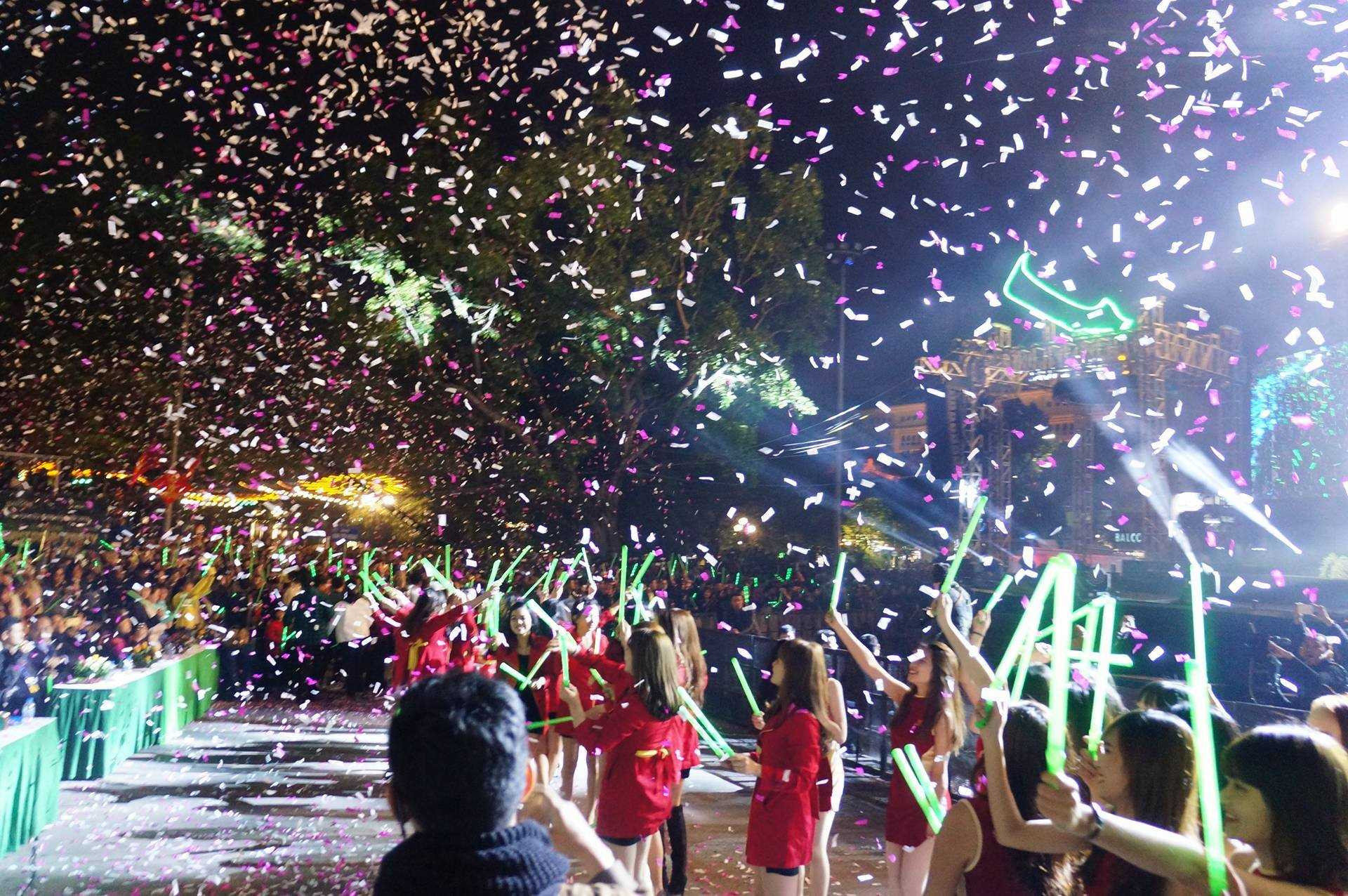 Cả nước lung linh ánh sáng, rộn ràng âm nhạc đón năm mới 2016