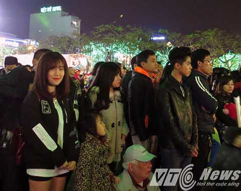 Nhiều bạn trẻ tranh thủ chụp ảnh lưu niệm nhân dịp chuẩn bị đón chào năm mới 2016 - Ảnh MK