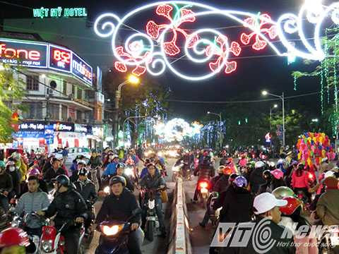 Hầu hết các tuyến đường dải trung tâm thành phố kẹt cứng, với hàng vạn người dân đến tham dự - Ảnh MK