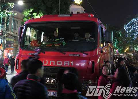 Lực lượng PCCC và xe chuyên dụng, cứu thương cũng được huy động đến khu vực tổ chức sự kiện chào năm mới 2016 - Ảnh MK