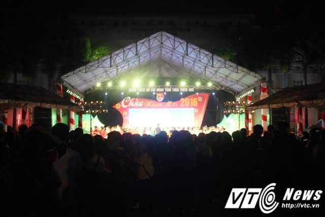 Hàng nghìn bạn trẻ tập trung tại Trung tâm Thanh thiếu nhi tỉnh Thừa Thiên - Huế để chào đón năm mới 2016.