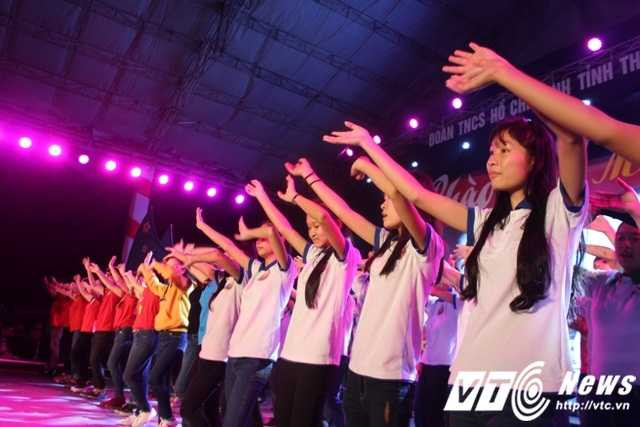 Cả nước lung linh ánh sáng, rộn ràng âm nhạc đón năm mới 2016