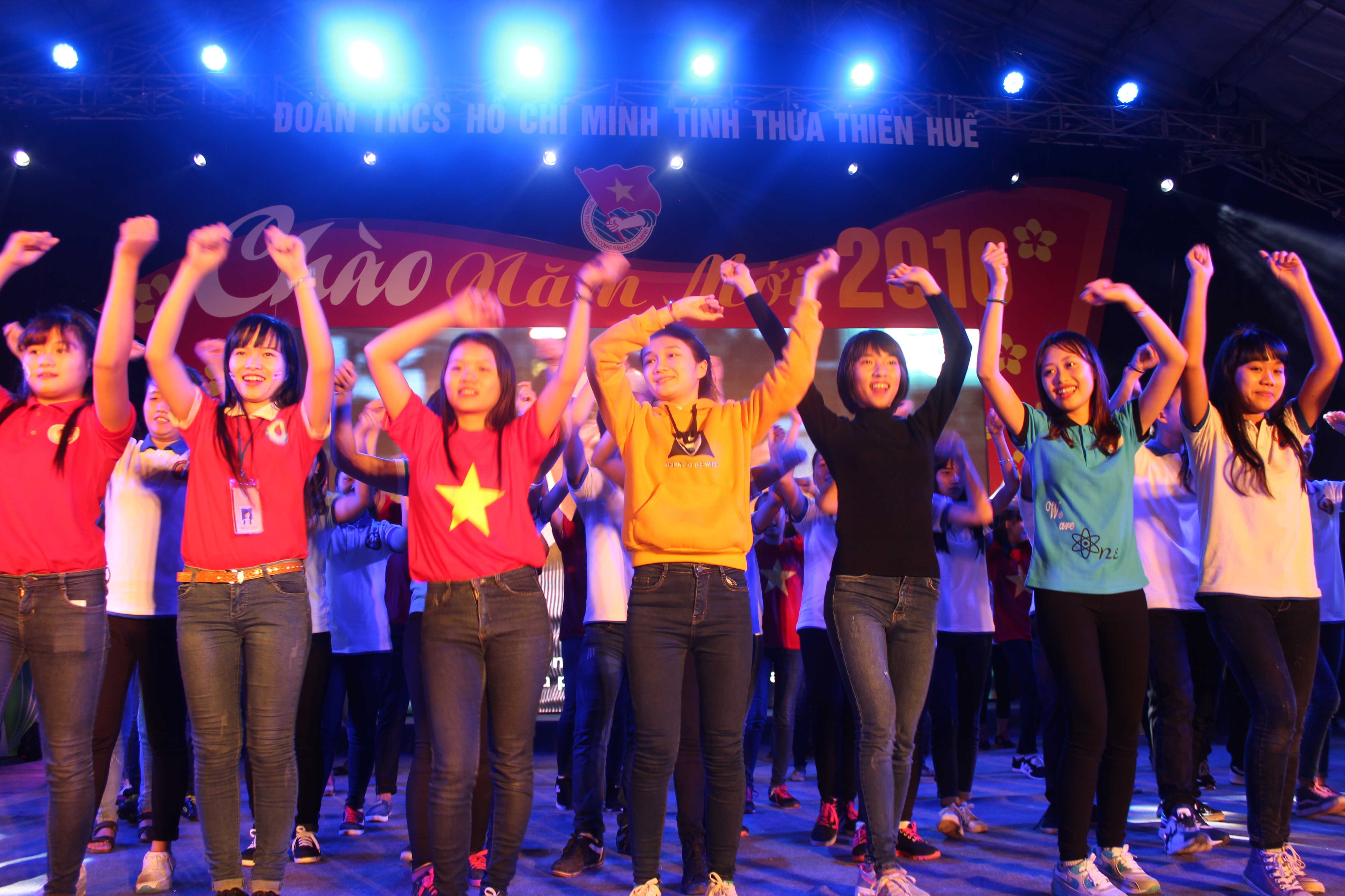 Cả nước lung linh ánh sáng, rộn ràng âm nhạc đón năm mới 2016