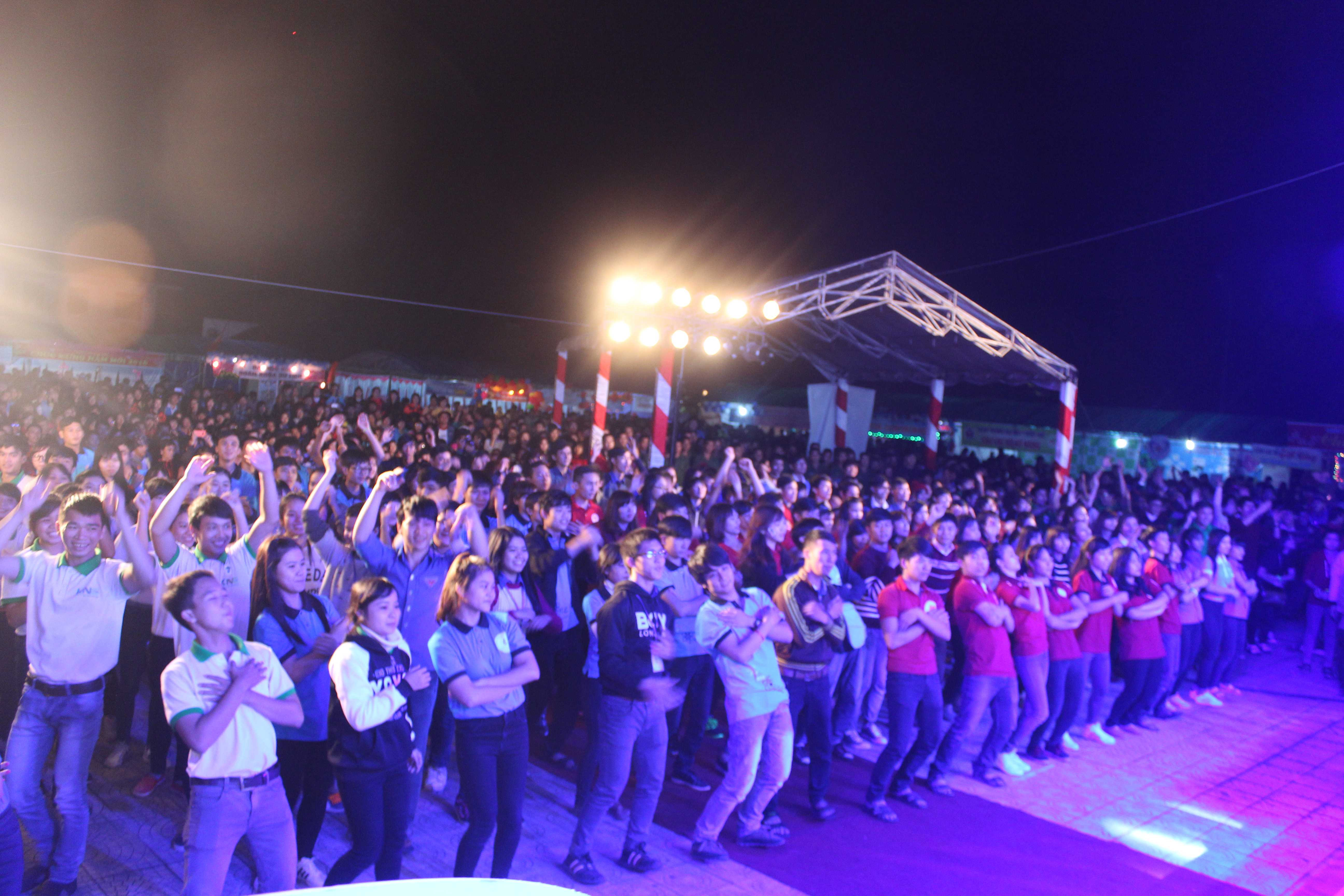 Phía dưới cũng cháy chẳng thua kém trên sân khấu.