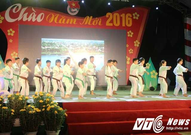 Cả nước lung linh ánh sáng, rộn ràng âm nhạc đón năm mới 2016